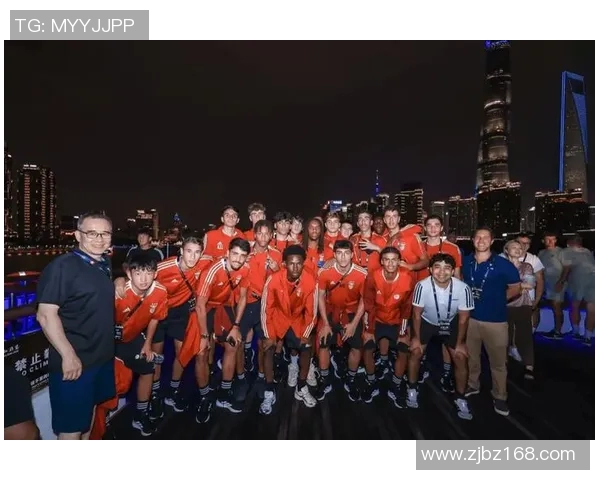 足球明星齐聚一堂高清大合照展现绿茵场上的璀璨风采与团结精神 足球明星齐聚一堂高清大合照展现绿茵场上的璀璨风采与团结精神