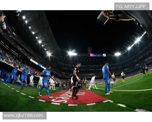 足球明星超清大图高清展现球场风采与激情瞬间的视觉盛宴 足球明星超清大图高清展现球场风采与激情瞬间的视觉盛宴